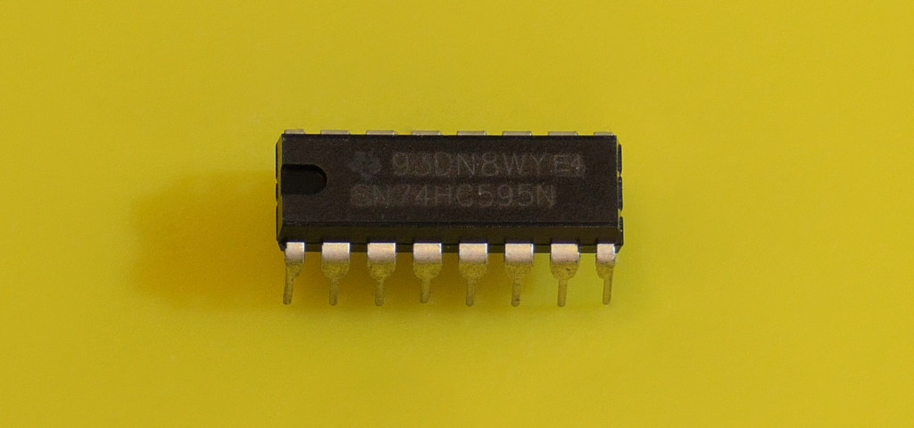 74HC595 shift register IC